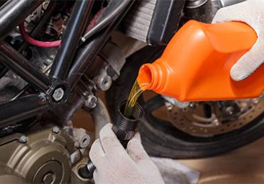 View our&nbsp;step-by-step&nbsp;guide&nbsp;on how to perform a motorbike oil change,&nbsp;plus information on&nbsp;how often to change your motorcycle oil and low oil symptoms.&nbsp;

